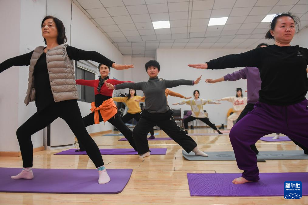 2023年12月28日，在武汉市洪山区华侨城社区活动室，学员在上瑜伽课。新华社记者 杜子璇 摄