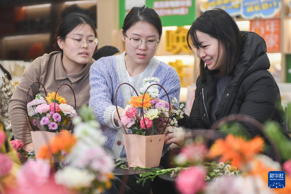 1月14日，在武汉市东湖高新区联投新青年·花山河社区共享客厅，学员交流花艺。新华社记者 杜子璇 摄