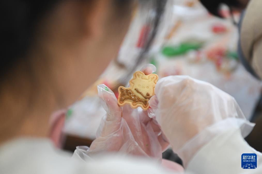 2023年12月24日，在武汉市东湖高新区联投新青年·花山河社区共享客厅，学员在学习制作饼干。新华社记者 杜子璇 摄