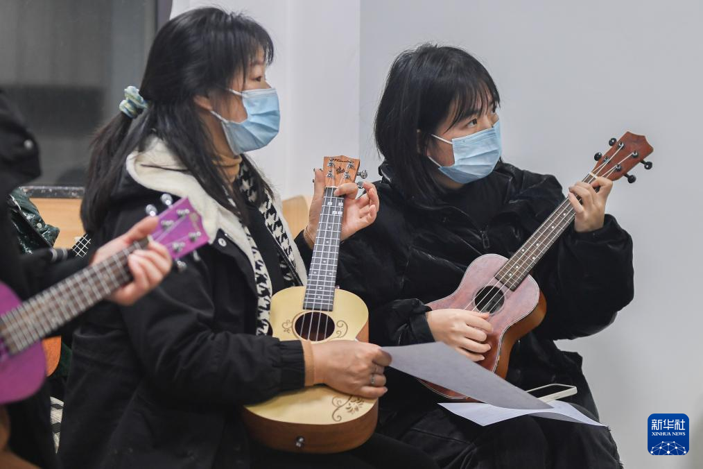 1月10日，在武汉市汉阳区四新街道梅林都汇社区二楼共享自习室，学员在练习弹奏尤克里里。新华社记者 杜子璇 摄