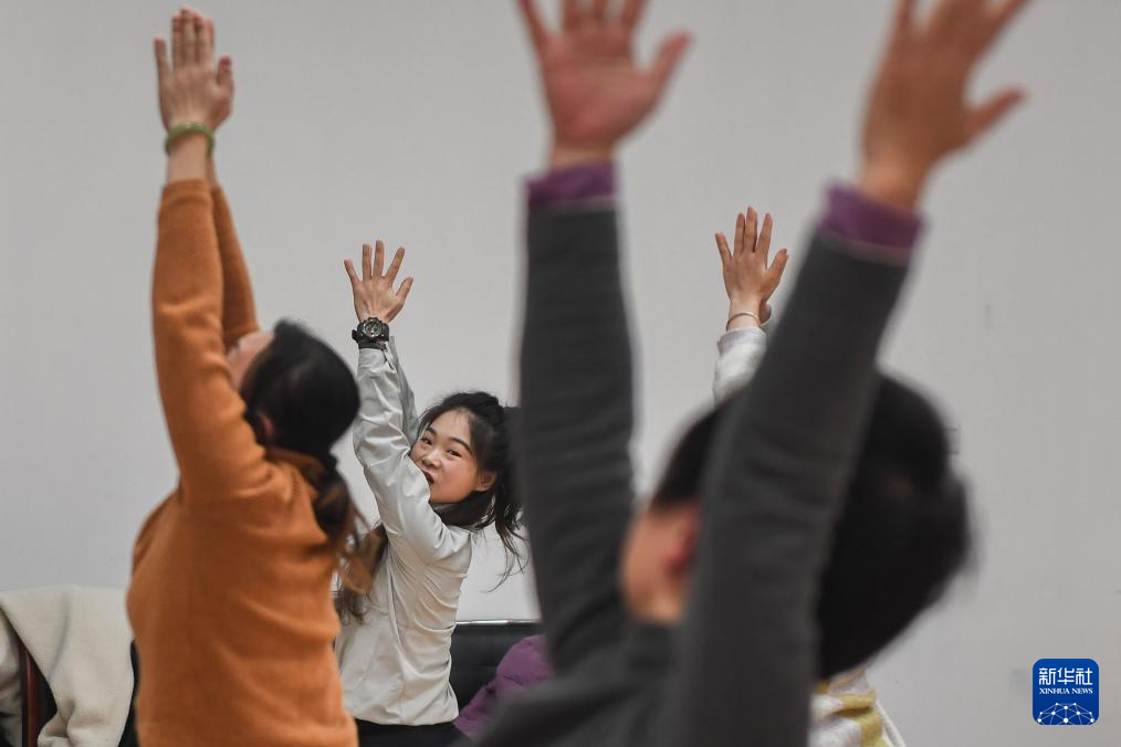 2023年12月28日，在武汉市洪山区华侨城社区活动室，课程教师陈晓芬在教授瑜伽。新华社记者 杜子璇 摄