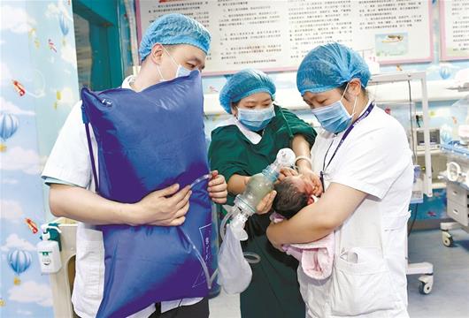 圖為：武漢兒童醫(yī)院新生兒轉(zhuǎn)運(yùn)團(tuán)隊(duì)的專(zhuān)家，為危重寶寶做檢查