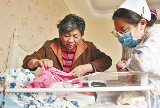 图为:护士检查孩子身体状况
