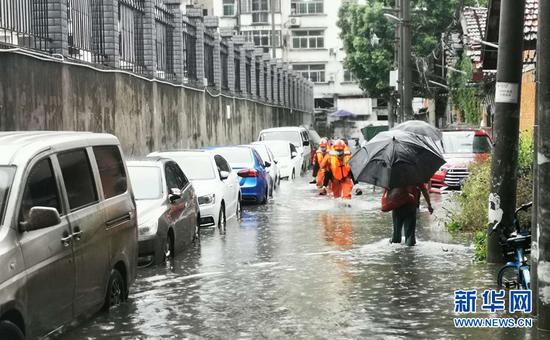 5月10日,武汉迎来强降雨,消防部门紧急出动积极应对极端天气。新华网发