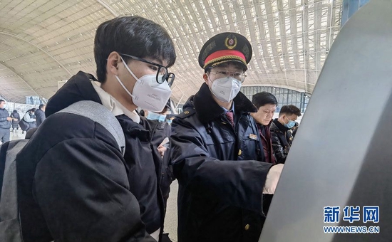 　　图为武汉站工作人员在为学生旅客提供导乘服务。新华网发 郭曼莉摄