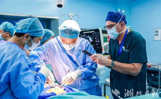 梅奥专家观摩同济医院团队心肌旋切手术。（受访单位供图）