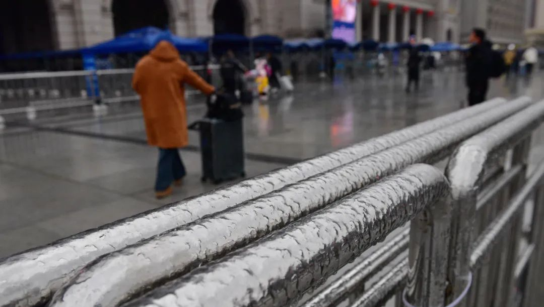 21日，汉口火车站铁护栏上结上了一层冰