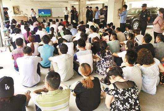 楚天都市報(bào)訊 圖為傳銷人員集中接受反傳銷教育