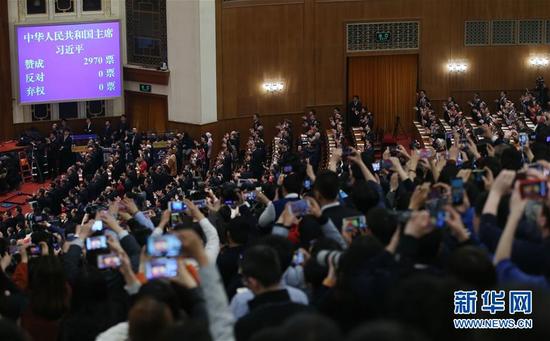 3月17日，十三届全国人大一次会议在北京人民大会堂举行第五次全体会议。习近平全票当选为国家主席、中央军委主席。 新华社记者 金立旺 摄