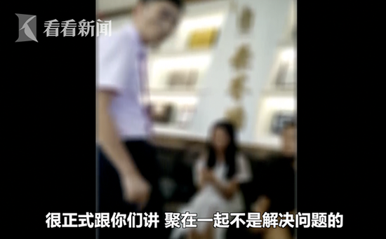 医院工作人员:“我很正式地跟你们讲,聚在一起不是解决问题的。”