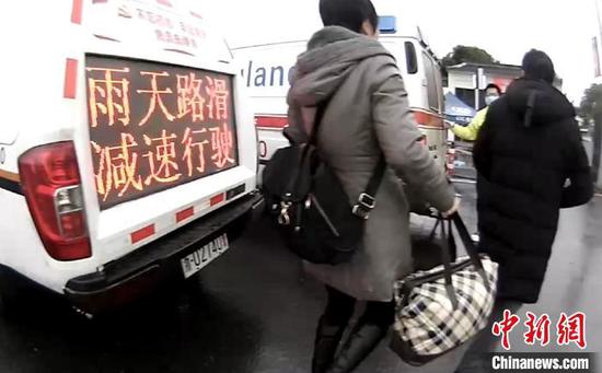 圖為：病人被及時送上救護車。許錦燦提供