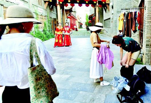 图为户外拍摄,只能当街换装