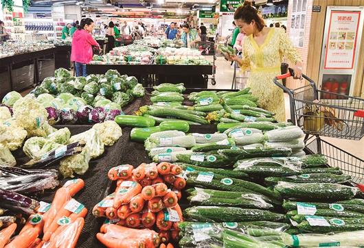 图为：昨日，汉口一超市内蔬菜品种丰富，但价格明显上涨