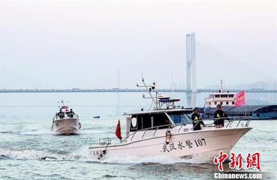 圖為湖北警方助力保護長江生態(tài)。