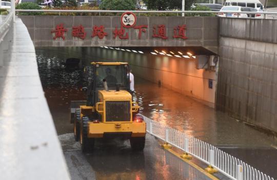 5月10日，武汉市武昌区黄鹂路地下通道出现积水。新华社记者 程敏 摄