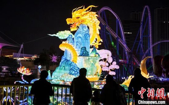 市民在武汉欢乐谷赏灯游玩。张畅 摄