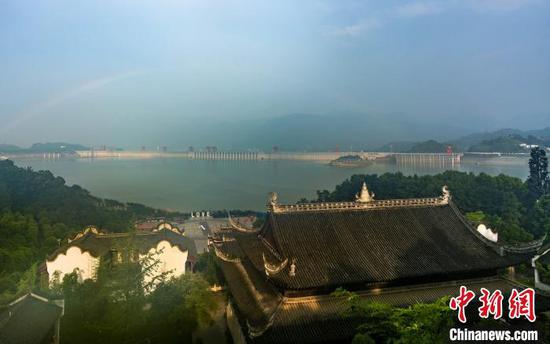 新屈原祠背倚凤凰山,面朝峡江,与三峡大坝正面相对。(资料图) 向红梅 摄