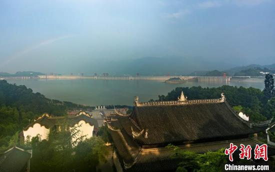 新屈原祠背倚凤凰山，面朝峡江，与三峡大坝正面相对。（资料图） 向红梅 摄