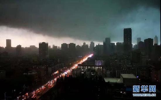 10日14时30分许,武汉市雷电暴雨来袭,顷刻间黑云压城,1小时雨量达到29.2毫米。新华网发