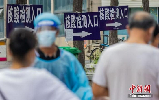 资料图：8月11日，江苏省南京市，市民在江宁区外港社区核酸检测点有序排队进行核酸检测采样。 中新社记者 泱波 摄