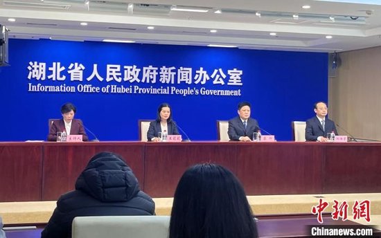 12月8日，湖北省政府新闻办召开新闻发布会解读《湖北省红十字会条例》。武一力摄