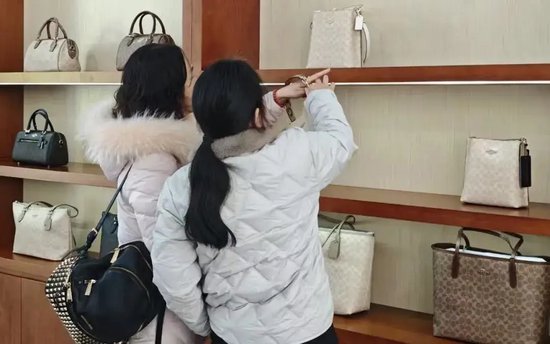 嘉佑城市奥莱吸引了众多消费者。记者郝天娇 摄