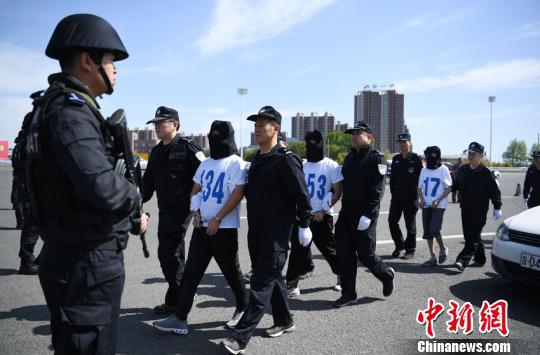 25日下午，162名涉嫌电信网络诈骗犯罪嫌疑人从广州被押解至长春　张瑶　摄