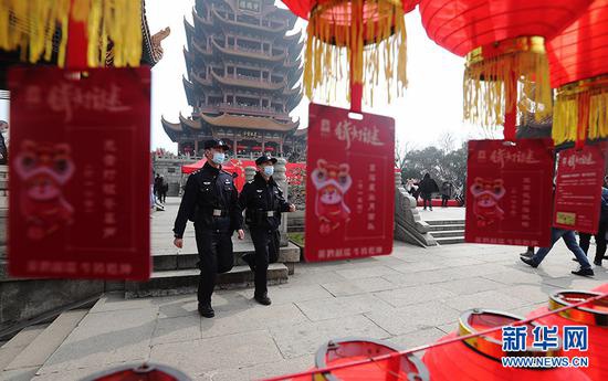 春节假期,武昌区公安分局民警在黄鹤楼景区执勤。新华网发 应后威摄