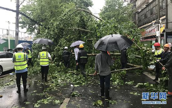 5月10日，武汉迎来强降雨，在汉央企中建三局员工积极协助地方应对极端天气。新华网发