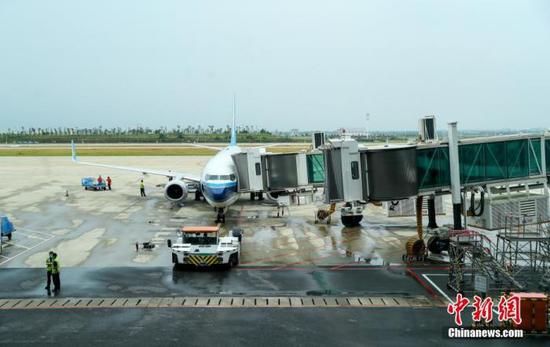 6月9日，南航CZ3139航班从武汉天河国际机场飞往北京大兴国际机场。这是新冠肺炎疫情发生以来，首个武汉至北京客运正班航班，标志着武汉往返北京客运航线正式复航，也标志着南航武汉北京航线航班正式由北京首都国际机场转场至北京大兴国际机场运行。图为南航CZ3139航班整装待发。 中新社记者 张畅 摄