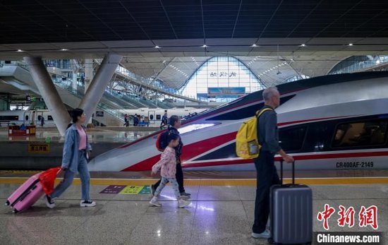 旅客在武汉站进站乘车出行。中新网记者 张畅 摄