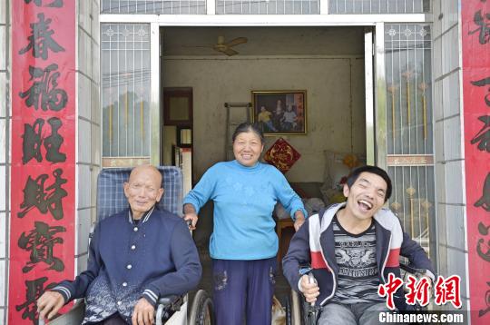 易從梅與丈夫、兒子在家門口合影　景衛(wèi)東　攝