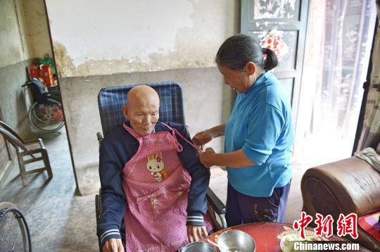 易從梅照顧身患“漸凍癥”的丈夫 景衛(wèi)東 攝