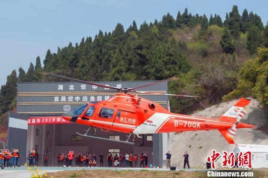 湖北宜昌上演“空中营救”救援危重病人 张姝娅 摄