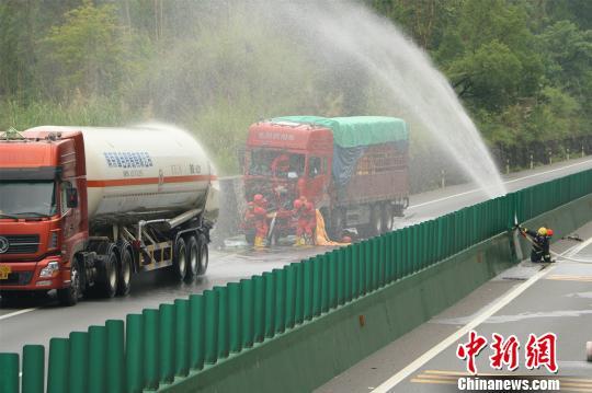 一辆货车与一辆实载22.34吨液态乙烯的槽罐车发生追尾。　黎上文 摄