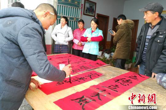 当地通过春联展示家风家训（资料图） 长阳宣传部 供图