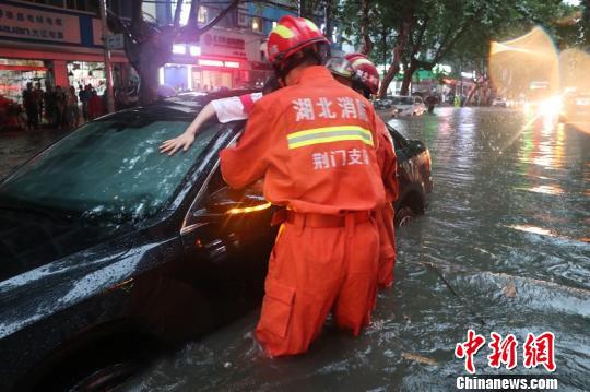 因暴雨积水内涝，消防营救被困车内的民众　宁操　摄