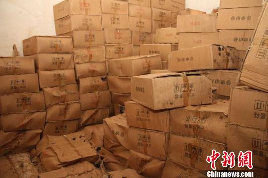 圖為警方收繳的不合格食品、藥品。湖北省公安廳供圖