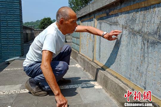 老人说他会一直在陵园守下去 胡晓晓 摄