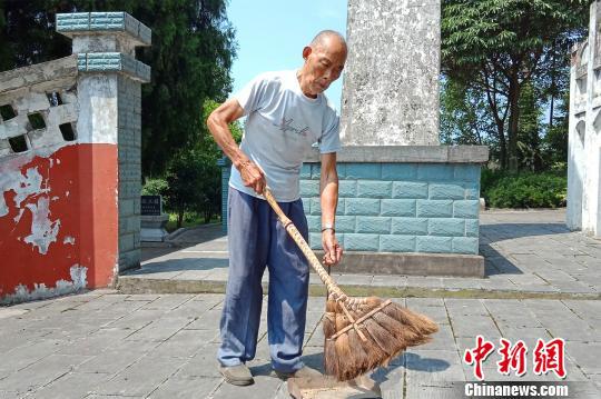 87岁的王忠凯已经义务为烈士守墓33年　胡晓晓　摄