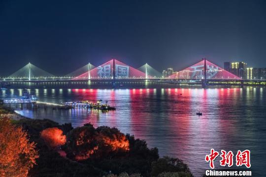 图为,武汉“长江灯光秀” 张颖 摄