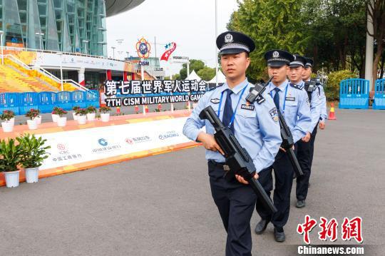 图为，武汉警方军运会执勤 应后威 摄