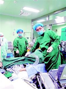 图为:尚游教授(右)正在对患者进行救治