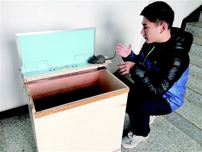 圖為:李翔和他手工制作的捕鼠神器