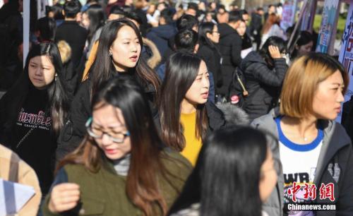 資料圖：女大學生求職。中新社記者 張勇 攝