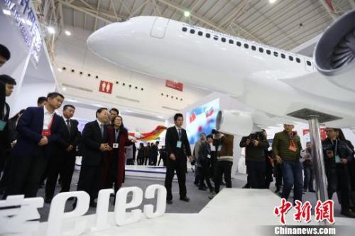 现场展示的C919客机模型。 钟欣 摄