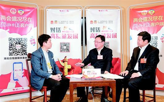 湖北日报讯 图为:董卫民代表(中)、陈新武代表(右)接受湖北日报全媒记者王馨访谈。(湖北日报全媒记者 柯皓 摄)