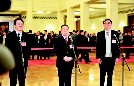 图为:王建清代表回答记者提问。