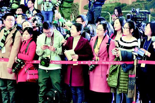湖北日报全媒记者陈会君在“代表通道”前提问。(湖北日报全媒记者 王馨 摄)