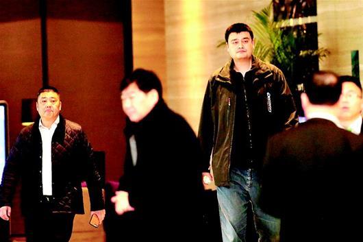 图为:姚明现身酒店大堂。﹙湖北日报全媒记者时龚摄﹚